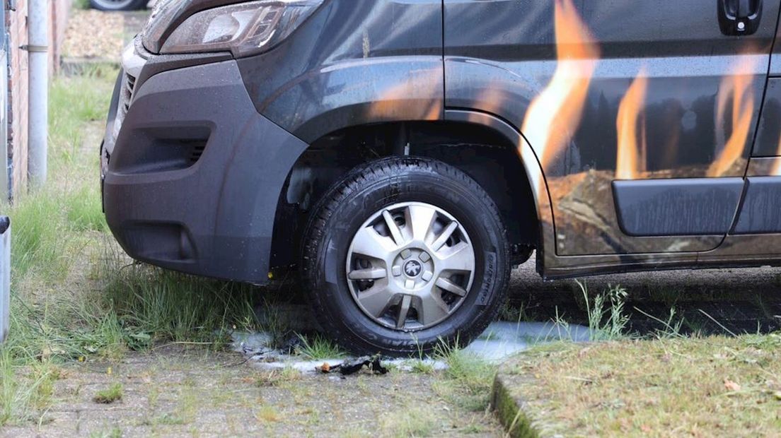 Brand aan voorkant bedrijfswagen in Oldenzaal