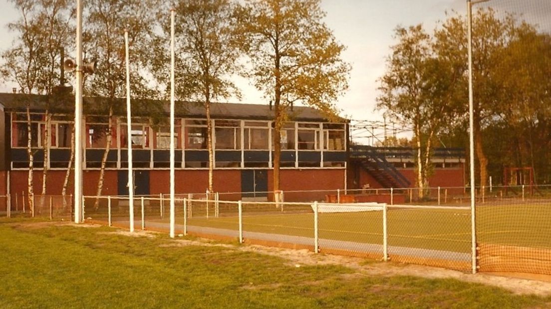 HVA is in 1985 een van de eerste hockeyclubs met kunstgras (Rechten: HVA)