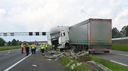 Chauffeur overleden, vrachtwagen rijdt dwars door vangrail