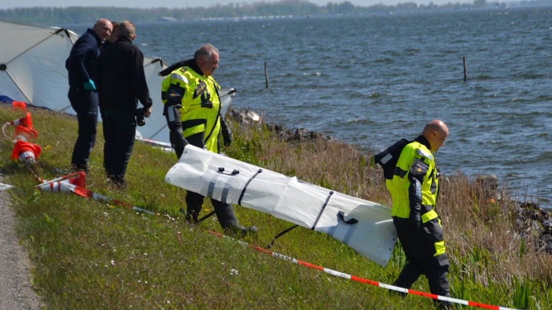 Het lichaam dat zondag in het Veluwemeer is gevonden, is van een vrouw. De politie vermoedt dat ze om het leven is gebracht.