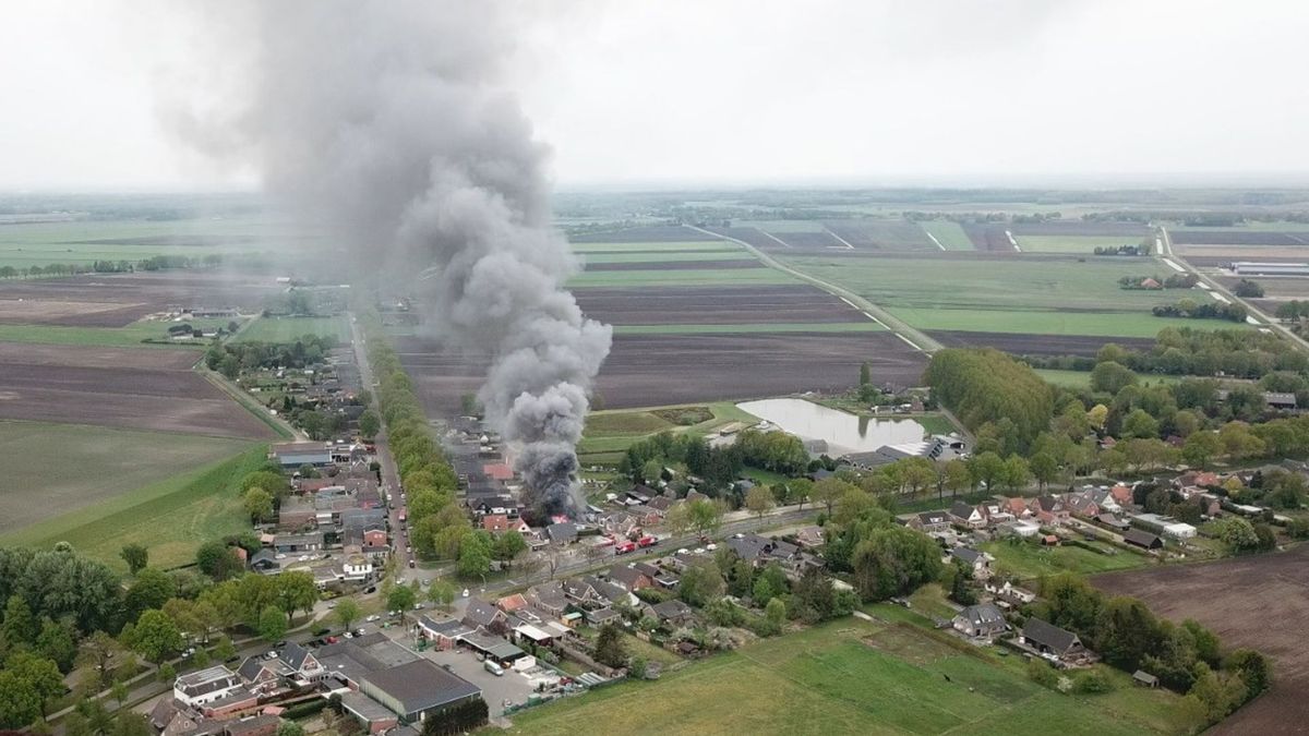 Asbest vrij bij grote brand in Nieuw-Weerdinge [update: brand meester]