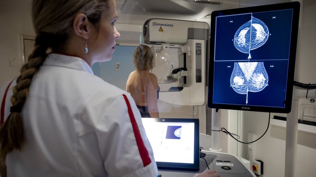 Een mammografie wordt uitgevoerd bij een vrouw (Foto: ANP)