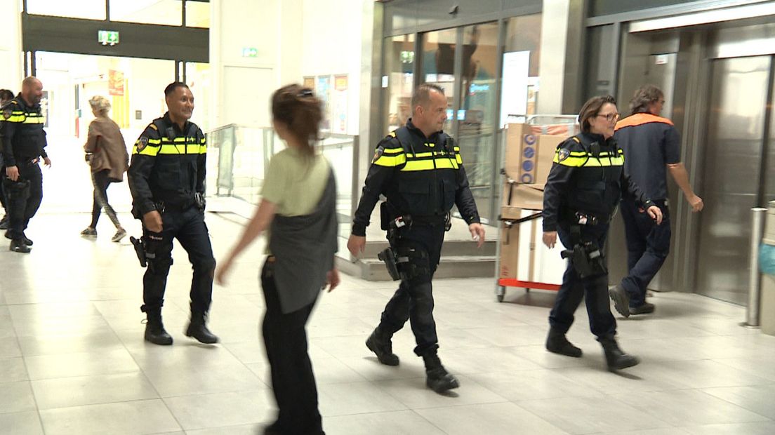 Agenten (acteurs) lopen door het winkelcentrum