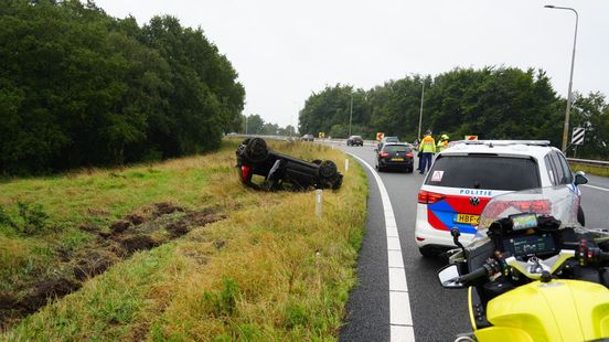Foto: Auto belandt op de kop in berm