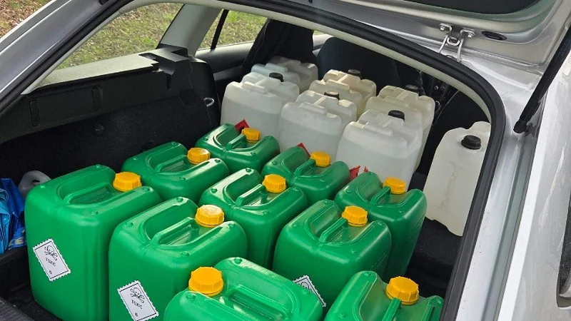 In een loods in Dordrecht is een grote hoeveelheid jerrycans met chemicaliën.