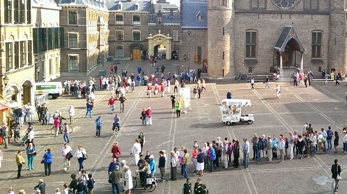 Lange-rijen-op-binnenhof