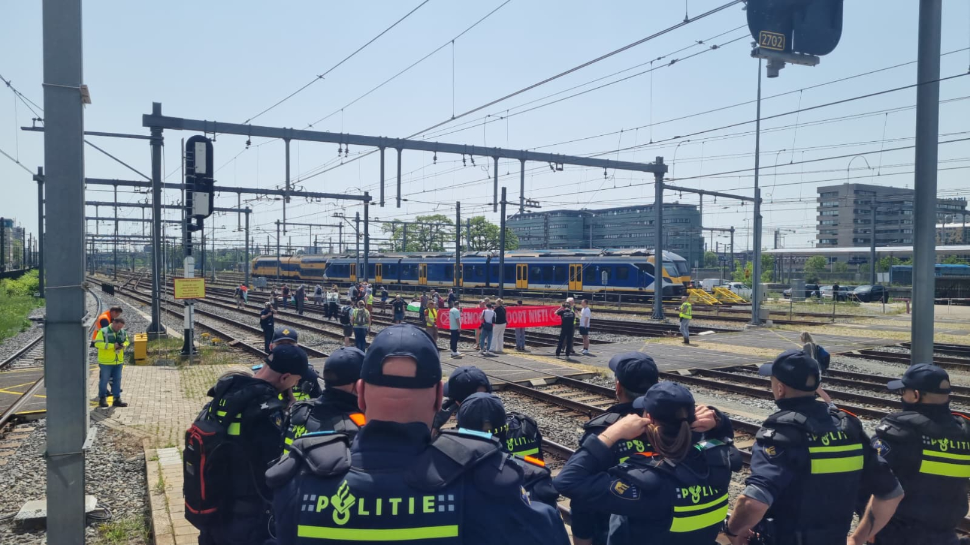 Actievoerders betreden het spoor op Utrecht Centraal: treinverkeer ligt plat