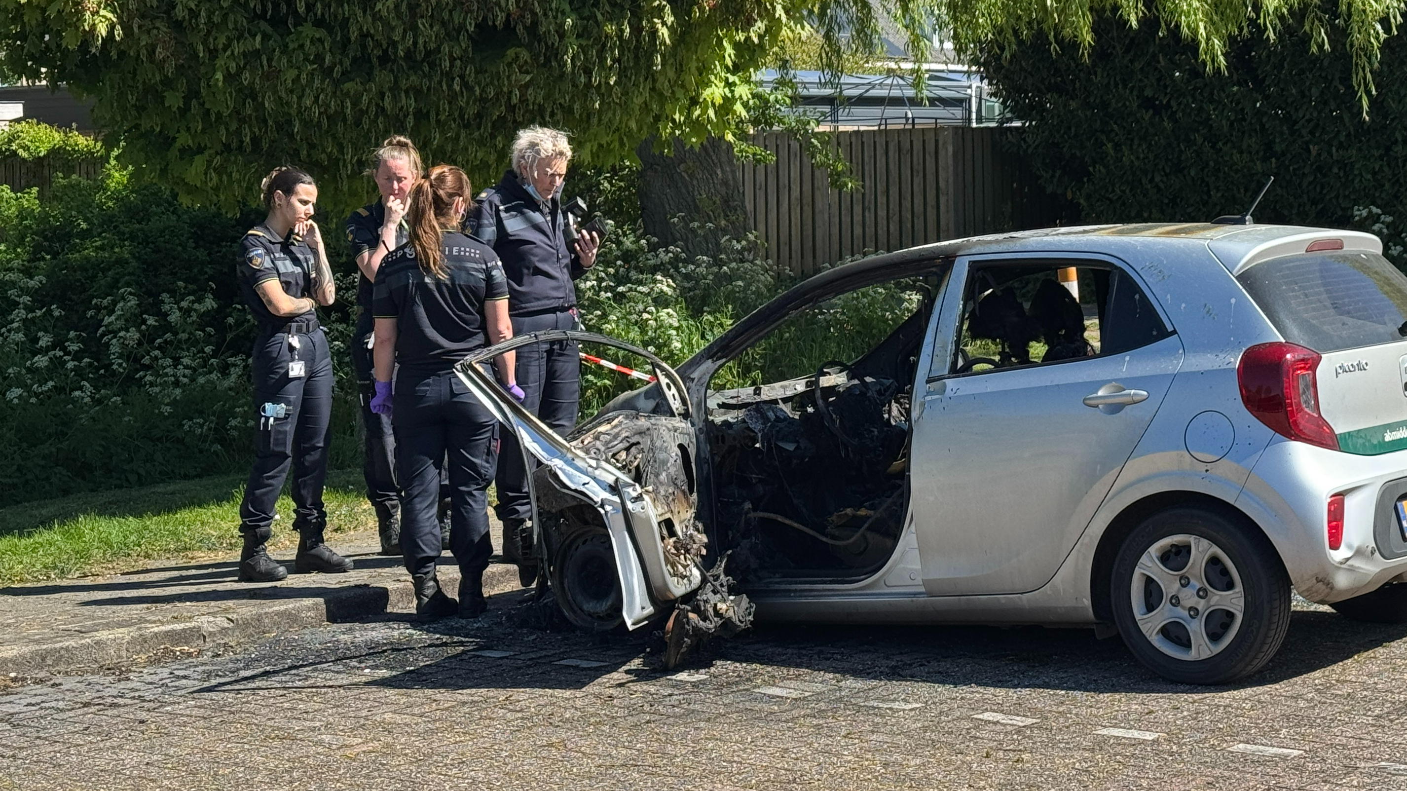 Buurtbewoners in Wilnis nadat meerdere auto's in brand stonden: 'We zijn geschrokken'