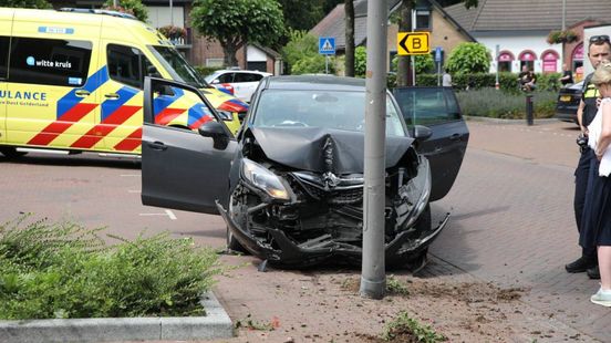 EOD maakt vuurwerk onschadelijk · auto belandt in greppel