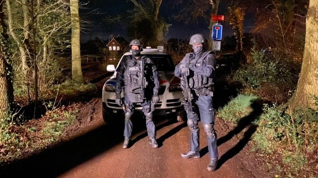 Een arrestatieteam in het Friese Oosterwolde, waar eind februari ook invallen werden gedaan.