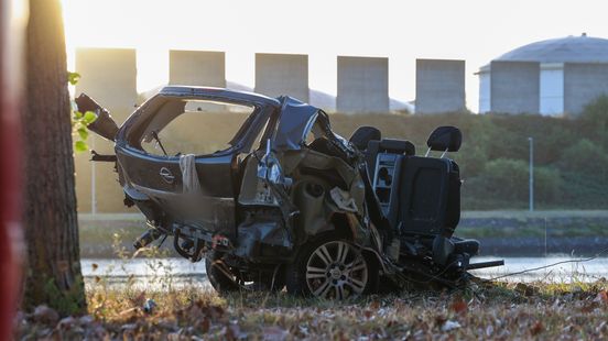 Auto breekt na botsing in tweeën, bestuurder overleden. Auto breekt na botsing in tweeën, bestuurder overleden.