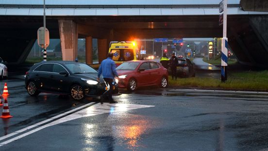 Aanrijding bij toerit A12 in Veenendaal, automobilisten ongedeerd. Aanrijding bij toerit A12 in Veenendaal, automobilisten ongedeerd.
