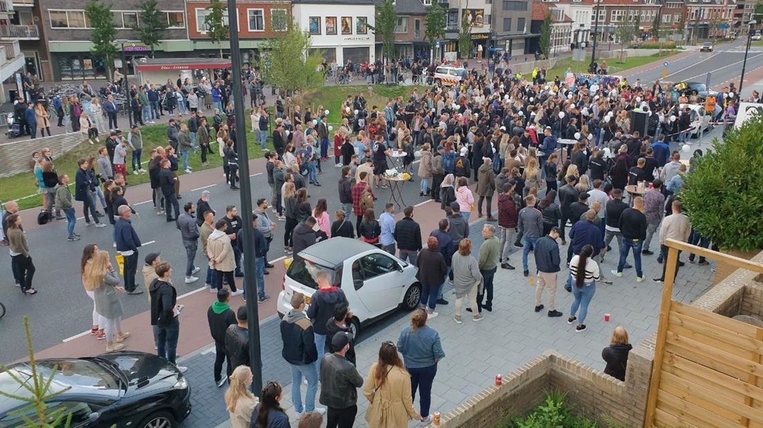Honderden mensen bij herdenking omgekomen Hengeloërs in Enschede