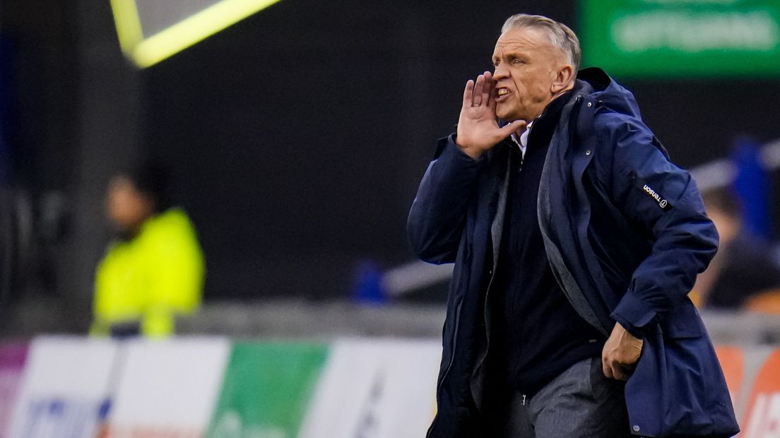 Sturing blijft trainer van Vitesse en tekent contract tot juni