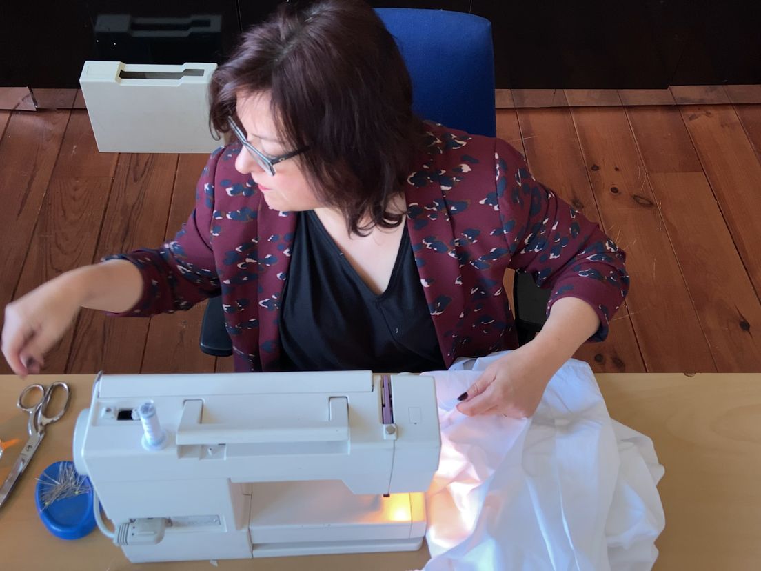 Fabienne Hansoul maakt vanuit haar atelier schorten voor zorghelden