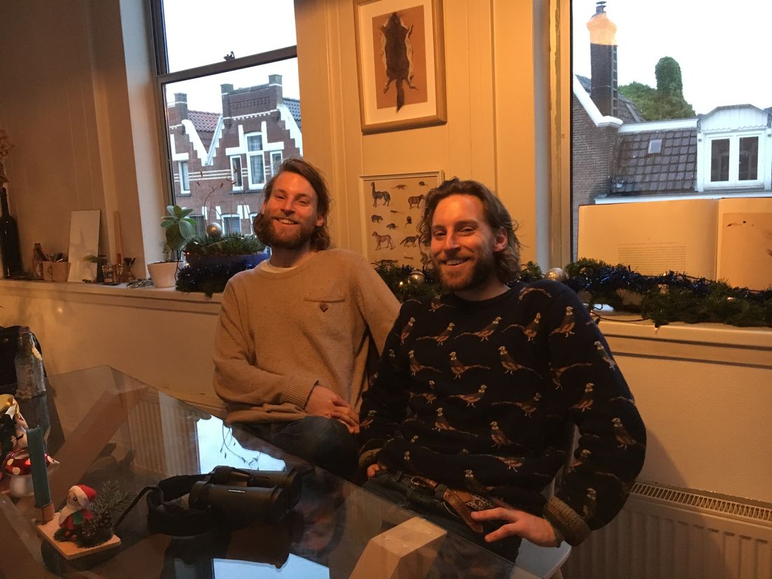 Kevin en Marvin Groen aan de etenstafel in hun Rotterdamse woning.