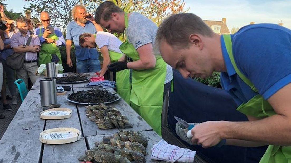 Joost Deurloo (rechts) de latere winnaar van het NK Oestersteken in actie