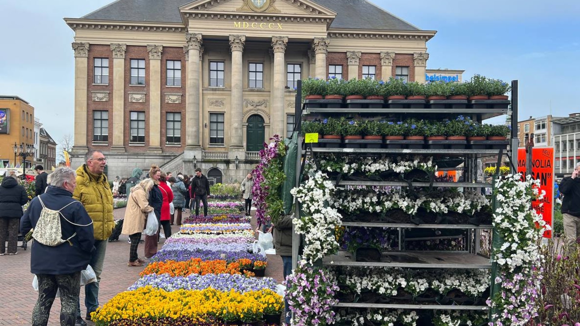 De Bloemetjesmarkt in hartje Stad is weer los: 'Duits hoor je hier overal'