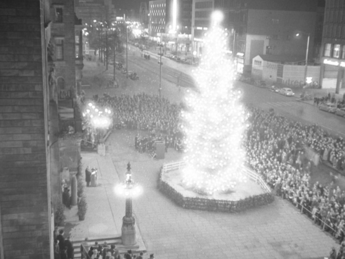 De Noorse kerstboom voor het stadhuis in 1958