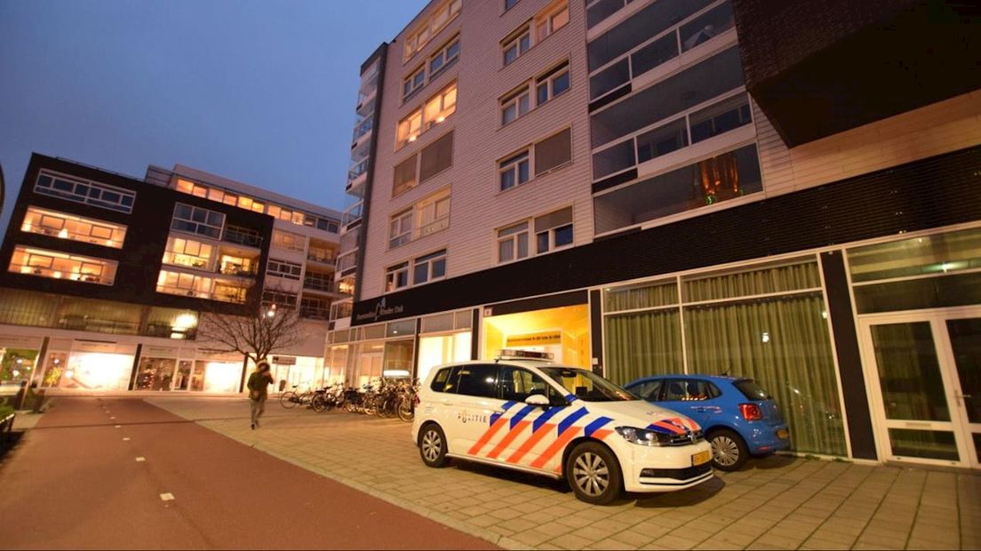 In de Thrinon-flat in Hengelo hebben forensisch experts tot gisteravond laat sporenonderzoek gedaan