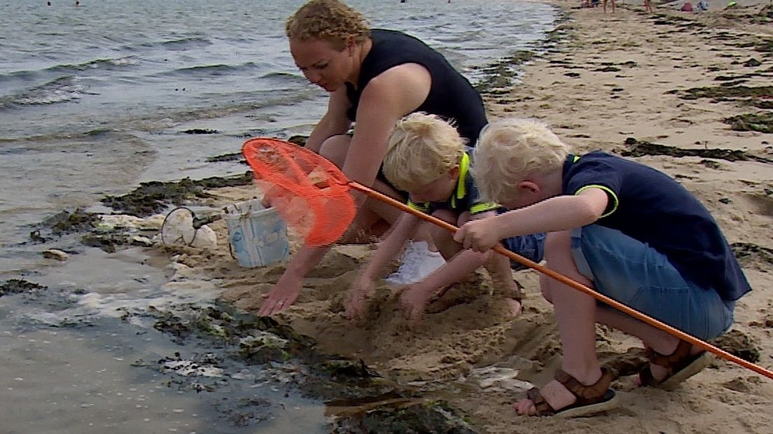 Nicole Heerkens met haar kinderen op het strand