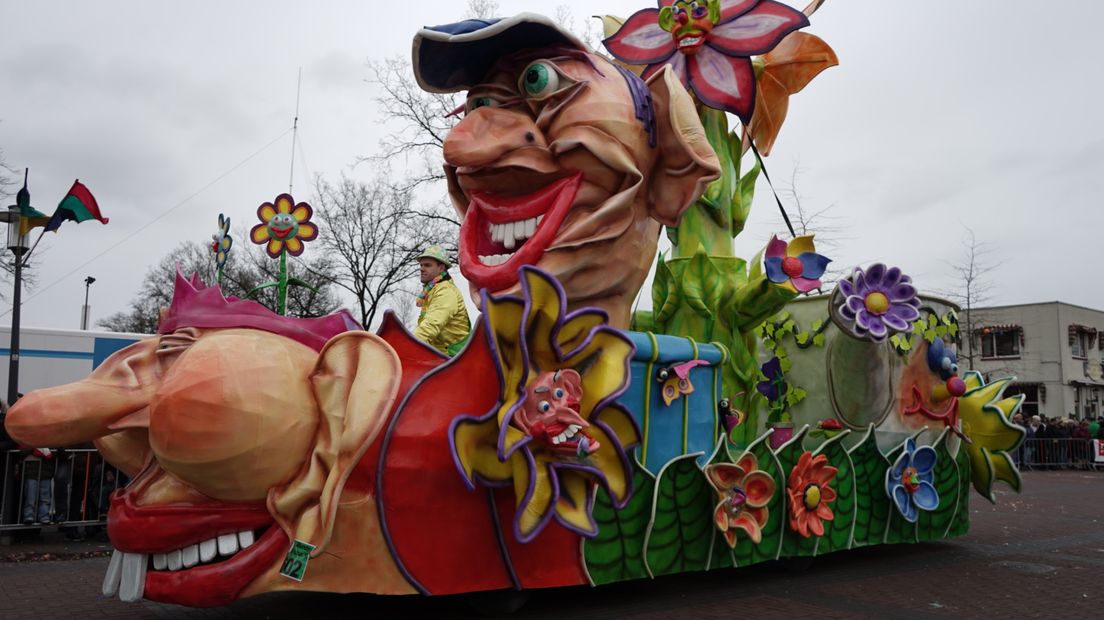 Een carnavalswagen tijdens Rosenmontag in 2016 (Rechten: Kim Stellingwerf / RTV Drenthe)