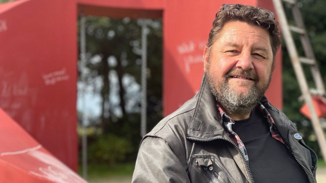 Kunstenaar Gert Sennema voor zijn beeld