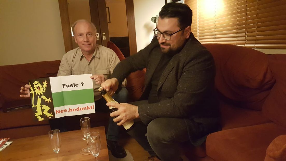 Tegenstanders Kees Koppers (links) en Haci Aslan (rechts) van Welzijn Druten vieren feest.
