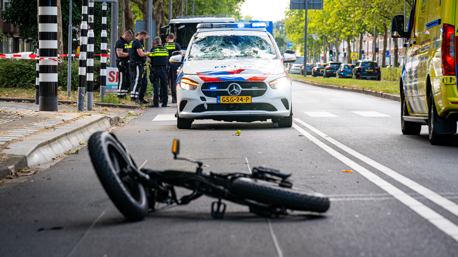 De twee mensen op de fatbike zijn naar het ziekenhuis gebracht na de aanrijding.