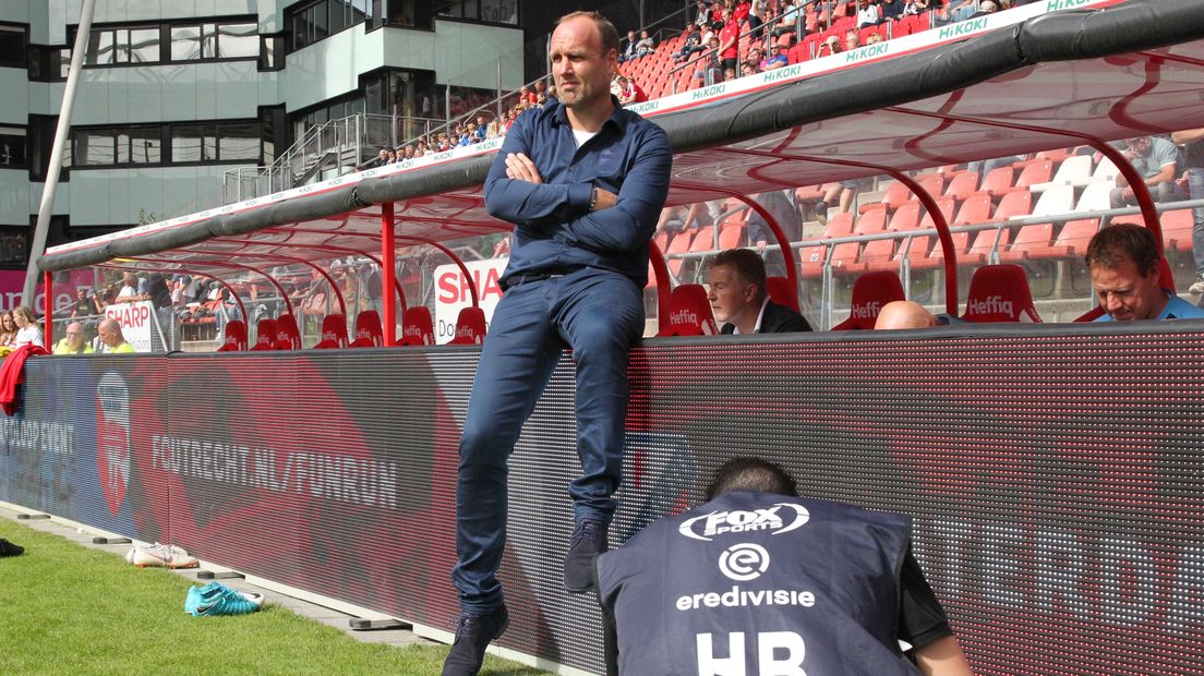 FC Emmen-trainer Dick Lukkien was niet tevreden over het niveau van zijn spelers tegen FC Groningen