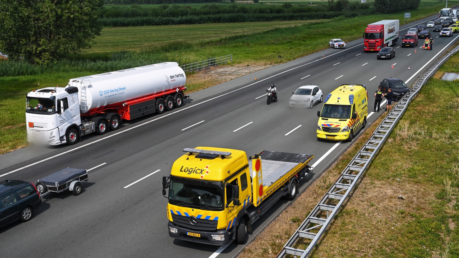 Vrachtwagen en auto botsen op A2 bij Vianen