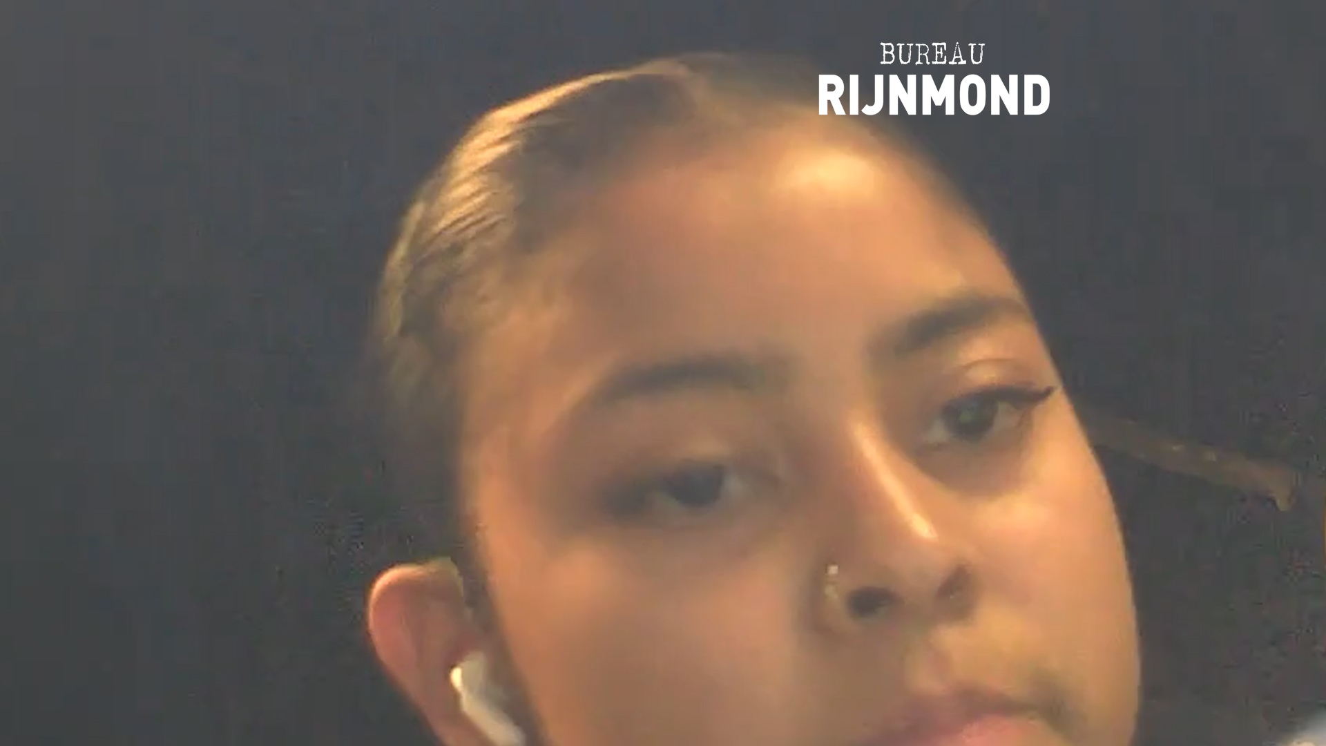 Jonge vrouw met extreem lange nagels steelt geld van bankrekening van bejaarde Rotterdamse