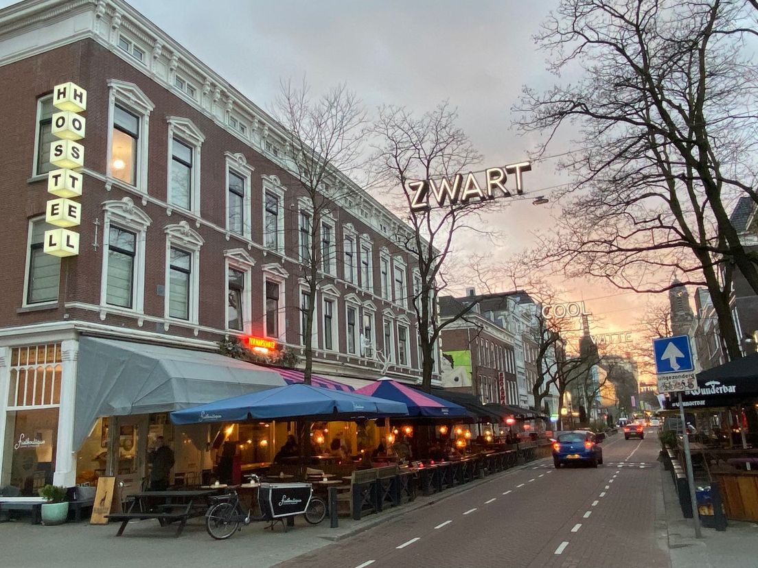 Witte de Withstraat met terrassen