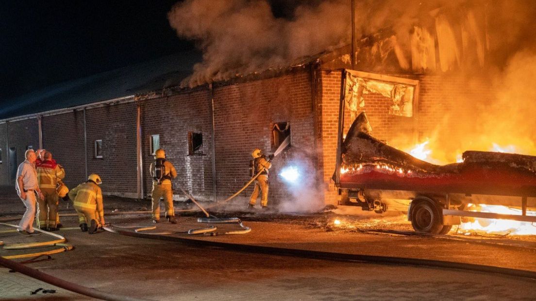 Bij de brand kwam veel rook vrij.