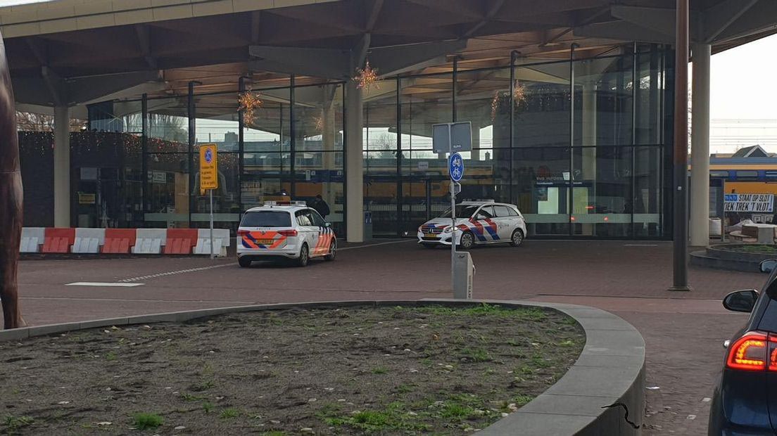 Politie rukt uit naar station Assen (Rechten: Persbureau Meter)