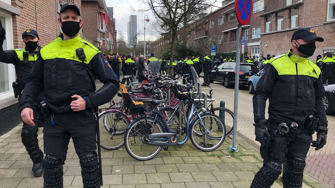 De politie is massaal aanwezig in de Mesdagstraat