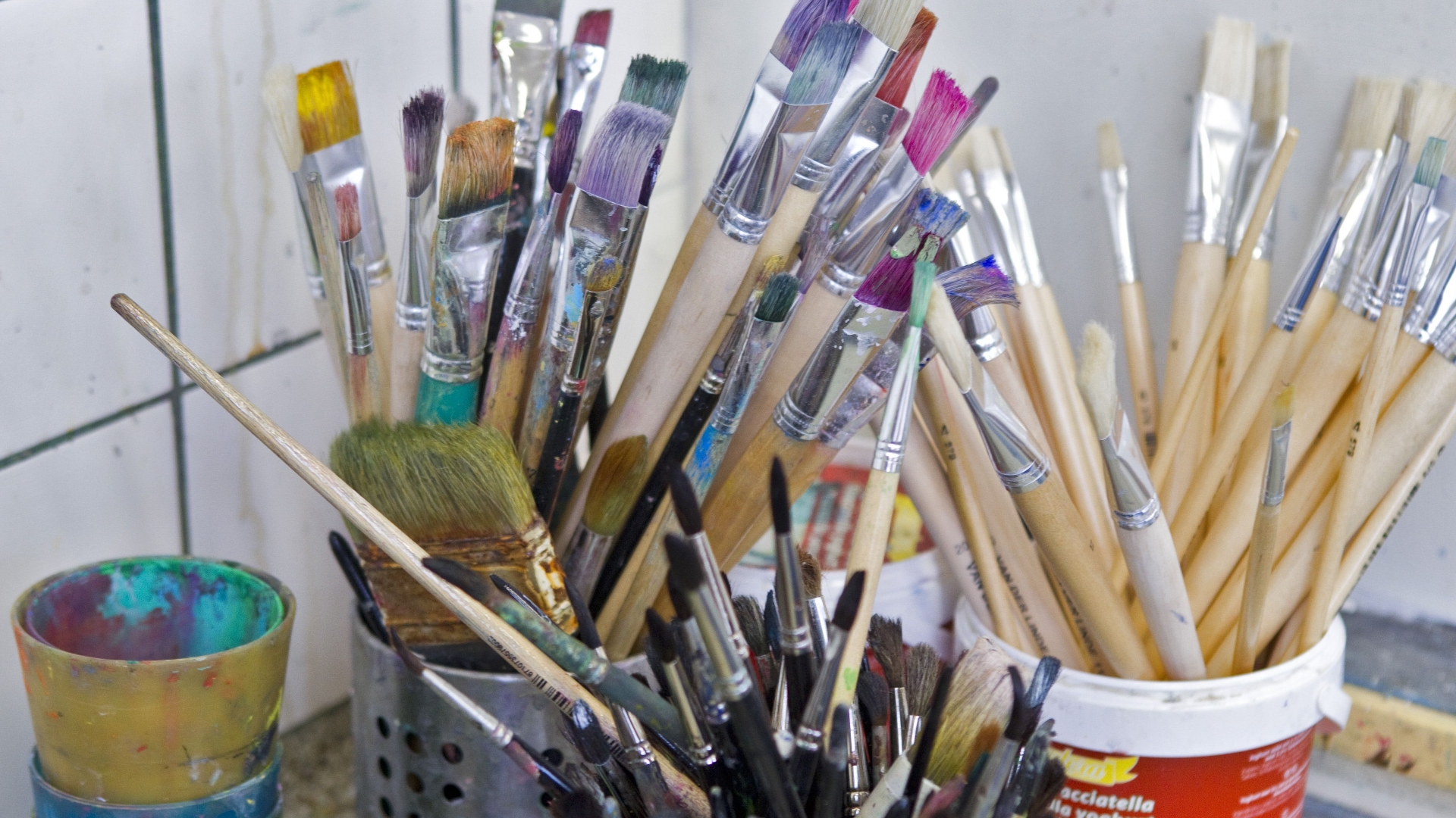 Kunstenaars en creatieve makers komen samen op een markt in Winsum