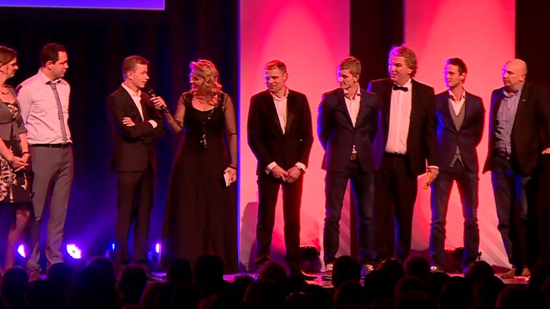 De uitreiking van de prijs voor de beste sportploeg (Rechten: RTV Drenthe)
