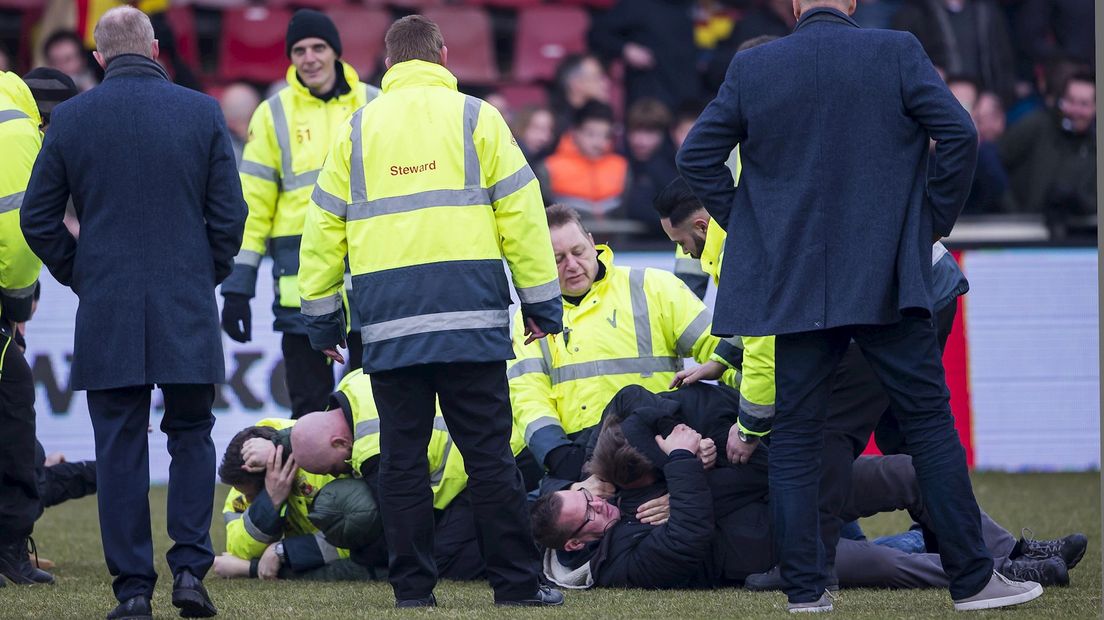 Rellen met supporters op veld GA Eagles