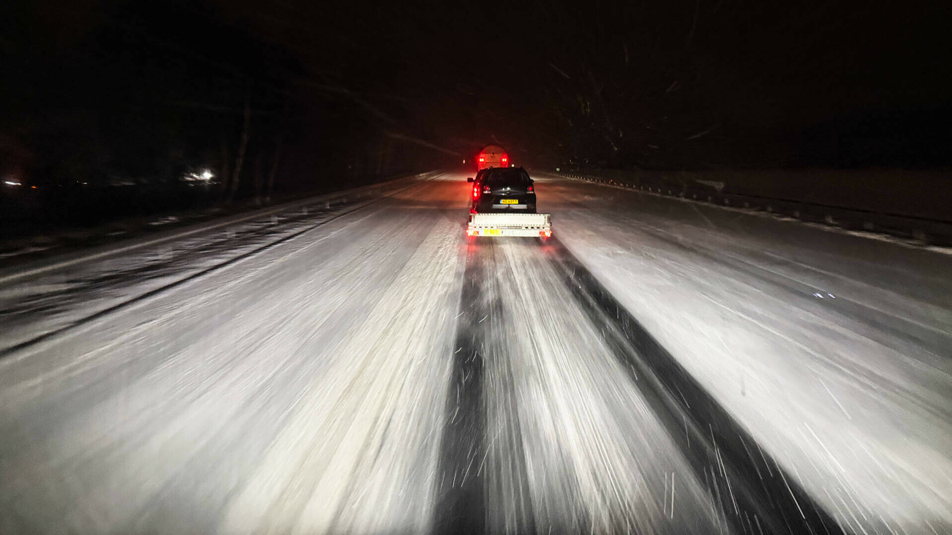 Auto raakt van de weg door sneeuwduinen, gevoelstemperatuur morgen naar -15