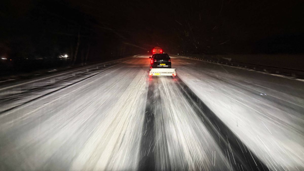 Auto raakt van de weg door sneeuwduinen, gevoelstemperatuur morgen naar -15