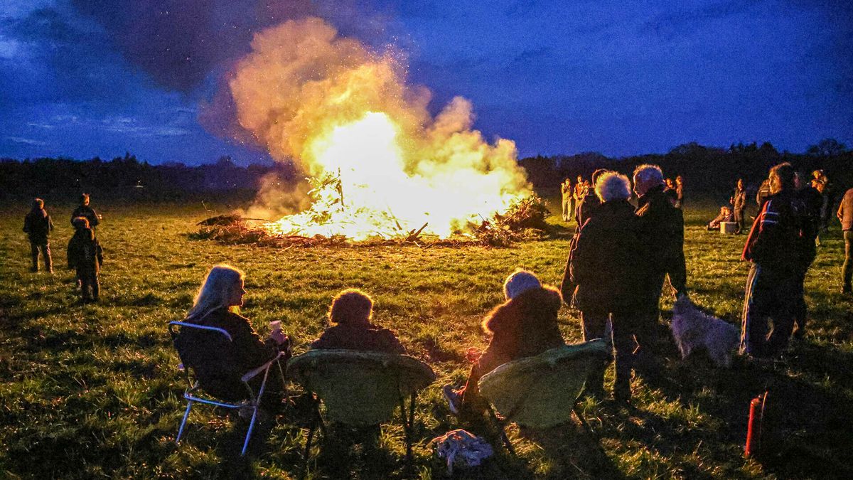 De eerste paasvuren van Drenthe ontstoken