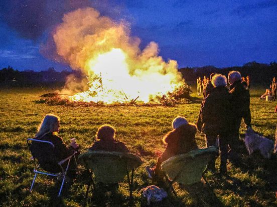 De eerste paasvuren van Drenthe ontstoken