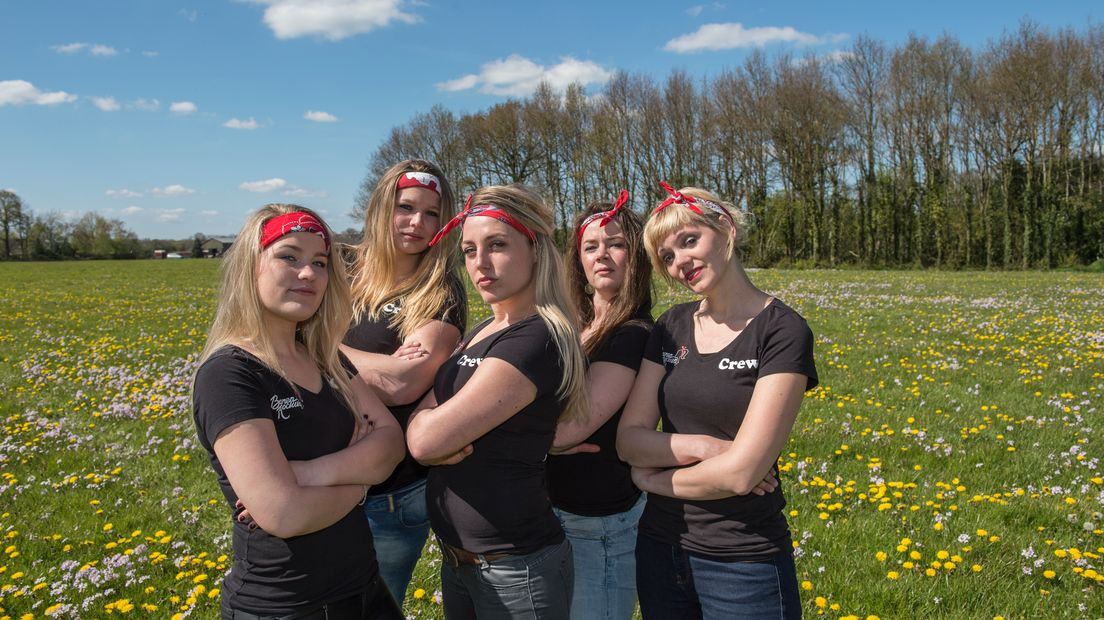 De zangeres gaat binnenkort bevallen en de drumster pakt graag haar rugzak om de wijde wereld in te trekken. Toch steken de vijf vrouwen van de Boerenrockies veel tijd in hun muzikale carrière. En dat is ook niet zo gek als twee van de vijf de dochters zijn van de kroegbaas van café De Karre uit Tuk, in de kop van Overijssel. Daar waar in 1991 Mannenkoor Karrespoor ontstond !