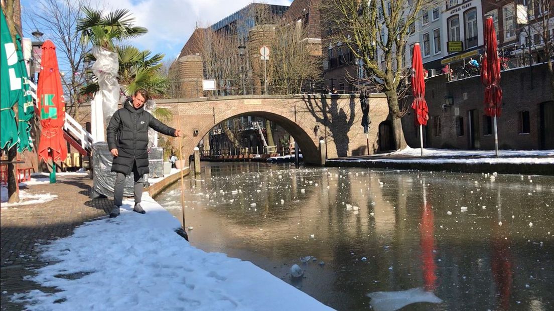 Het onbetrouwbare ijs op de Oudegracht.