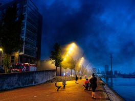 Bij de brand kwam dikke zwarte rook vrij.