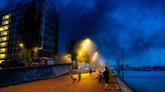 Dikke zwarte rook bij brand in parkeergarage, flatgebouw ontruimd