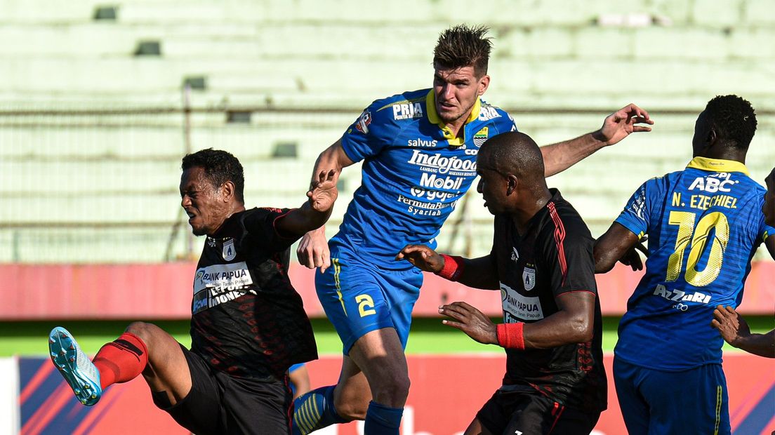 Nick Kuipers in actie voor Persib Bandung