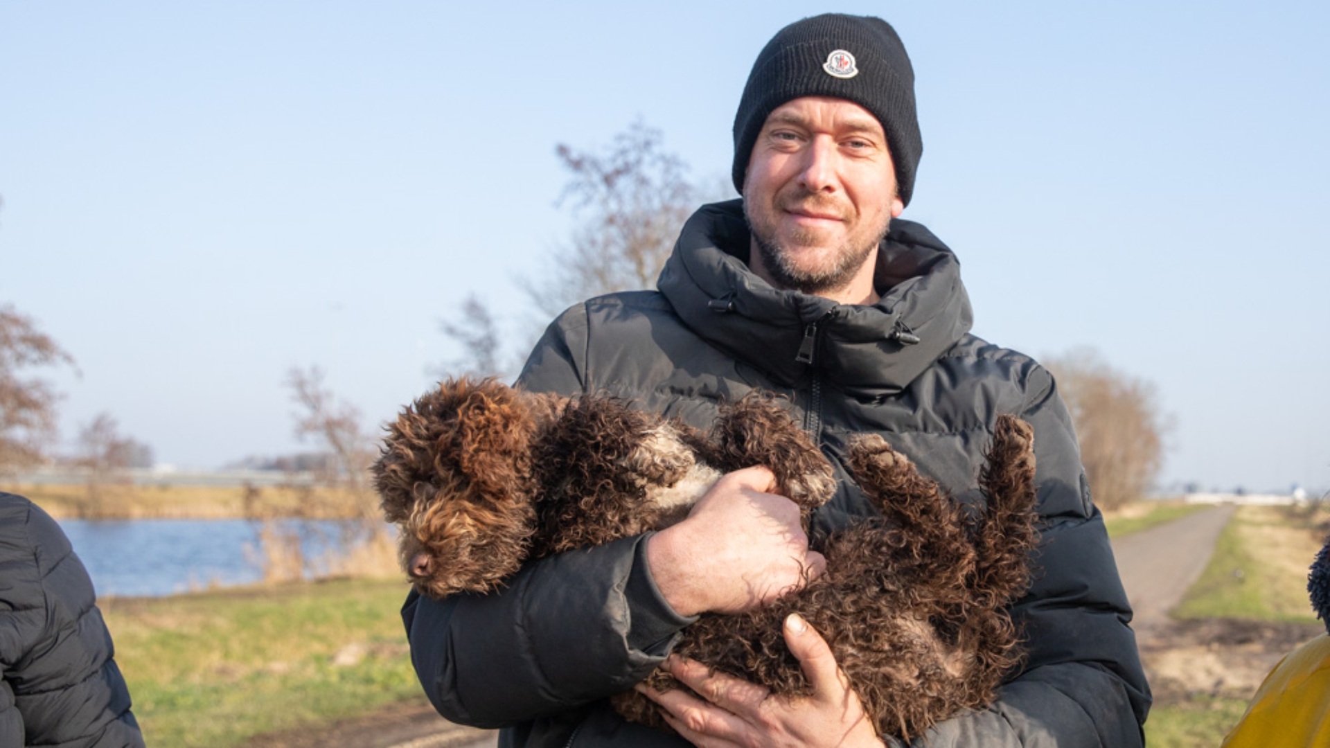 Ontsnapte puppy na uren zoeken gevangen: 'Ik voelde me verplicht om terug te gaan'