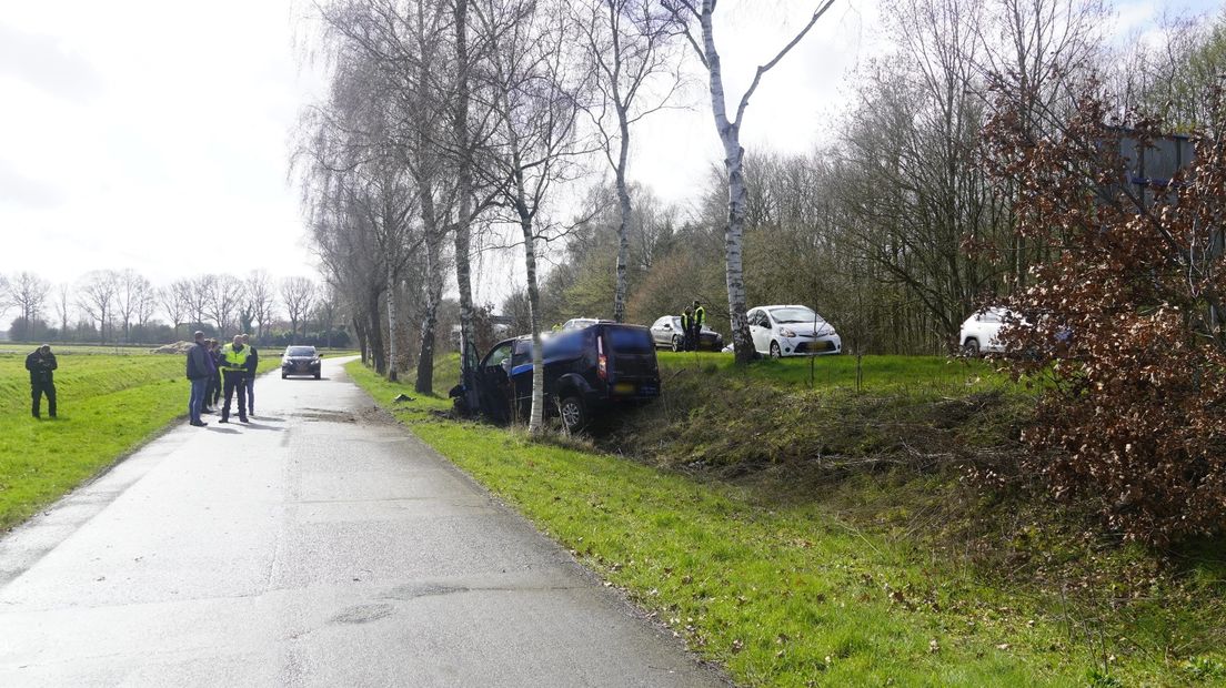 Auto rijdt van weg en komt tot stilstand tegen boom